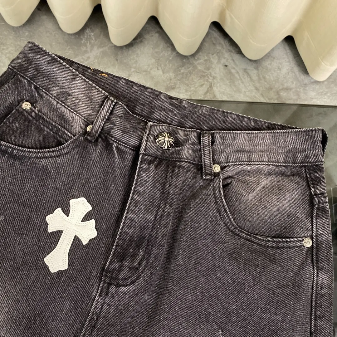 🅿️250 Correct version Chroe Hets CH black pink leather jeans, counter price 4W level, patchwork cross pattern embellishment, women's high-waisted washed jeans! ! Absolutely high-end luxury products, 1.9W level god-level single products, super popular products, built with top heavy industry, a magic weapon that cannot be missed [About Zangyin] This is an extremely luxurious fashion brand that can also be called the aristocrats of the high street. It has always been an exclusive brand for some hipsters or rich second generations. Compared with ordinary high streets, it is more luxurious and noble. Compared with luxury brands, it has a more fashionable personality and has always been a brand that I have a special liking for. A6632 [Top heavy industry fashionable design] Consistently high-street luxury style creation. Speaking of this style, the Zangyin family and GU family are definitely the leading representative brands. Especially the Zangyin family has really achieved a state-of-the-art effect in creating high-street style. The color system of this model is made of unique washed materials. It is already quite eye-catching. It is decorated with pink patchwork cross flowers, which cleverly highlights the charm of the brand. Secondly, this model uses classic The classic high-waist cutting design highlights the long legs and the fashionable temperament of the upper body. The brand is highly recognizable and the slim fit configuration is more suitable for daily wear. This product is a product that interprets personality, fashion, and specifications at a glance. This single product is enough to make any fan excited. It can be a white T-shirt for youthful preppy style, or a tight sling for royal lady style. It has strong matching ability and can be easily controlled by men.  [Material and craftsmanship] Needless to say, this point goes without saying. As an excellent craftsman brand, Zangyin has really perfect requirements for details and craftsmanship. The washed color of this model has gone through so many processes, not to mention the embellishment of the denim appliqués. It is also purely handmade and sewn. Just like what they believe in, only handmade things have soul and have the meaning of wear. A top-notch heavy-duty fashionable denim item, I look forward to your perfect interpretation! ! 28-34 corresponds to S-XL